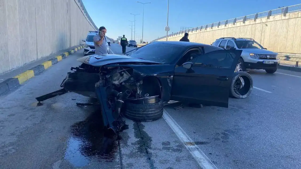 Serik’te Lüks Otomobil Hurdaya Döndü: Sürücü Ağır Yaralı! 3